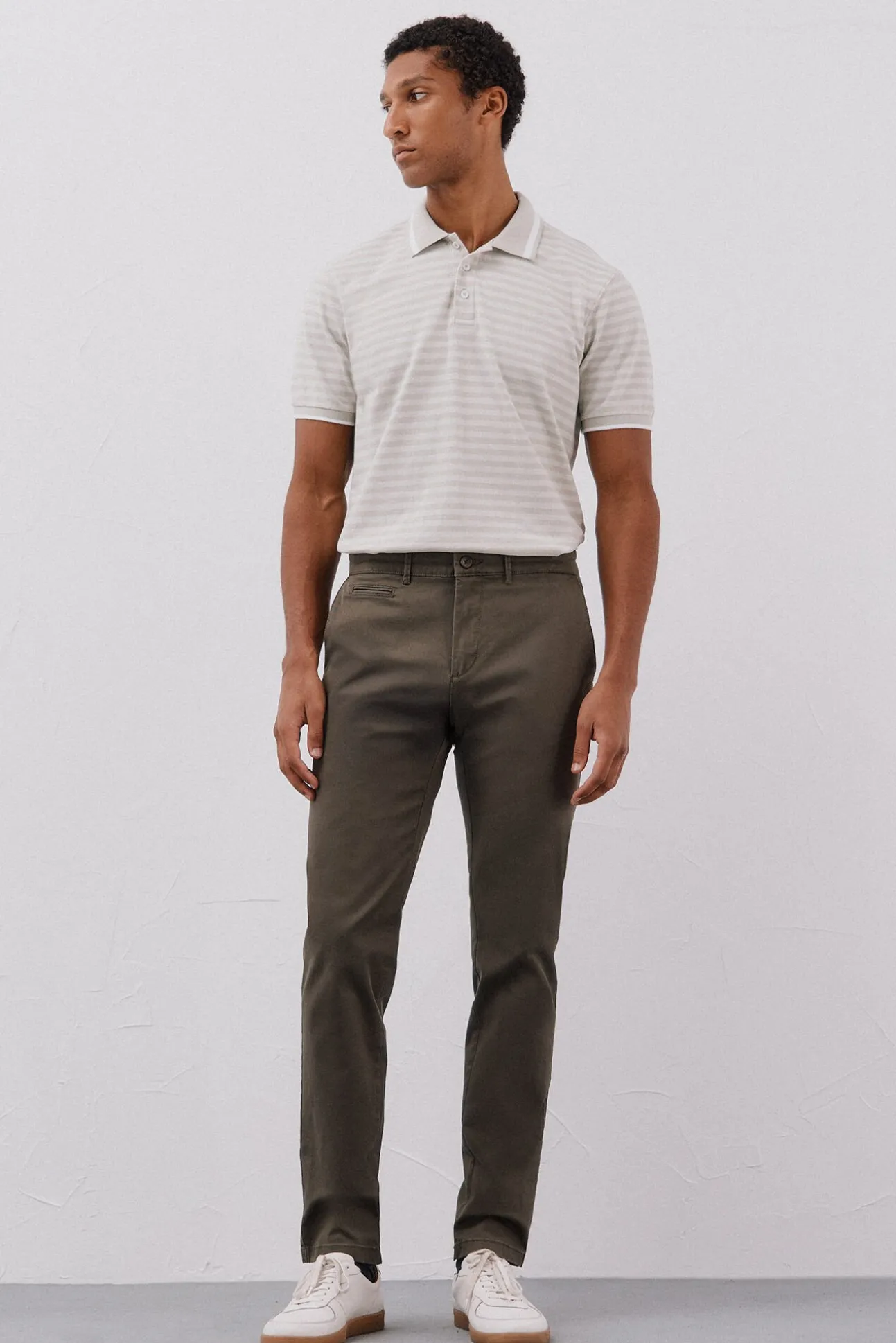 Pantalón chino ligero slim fit
