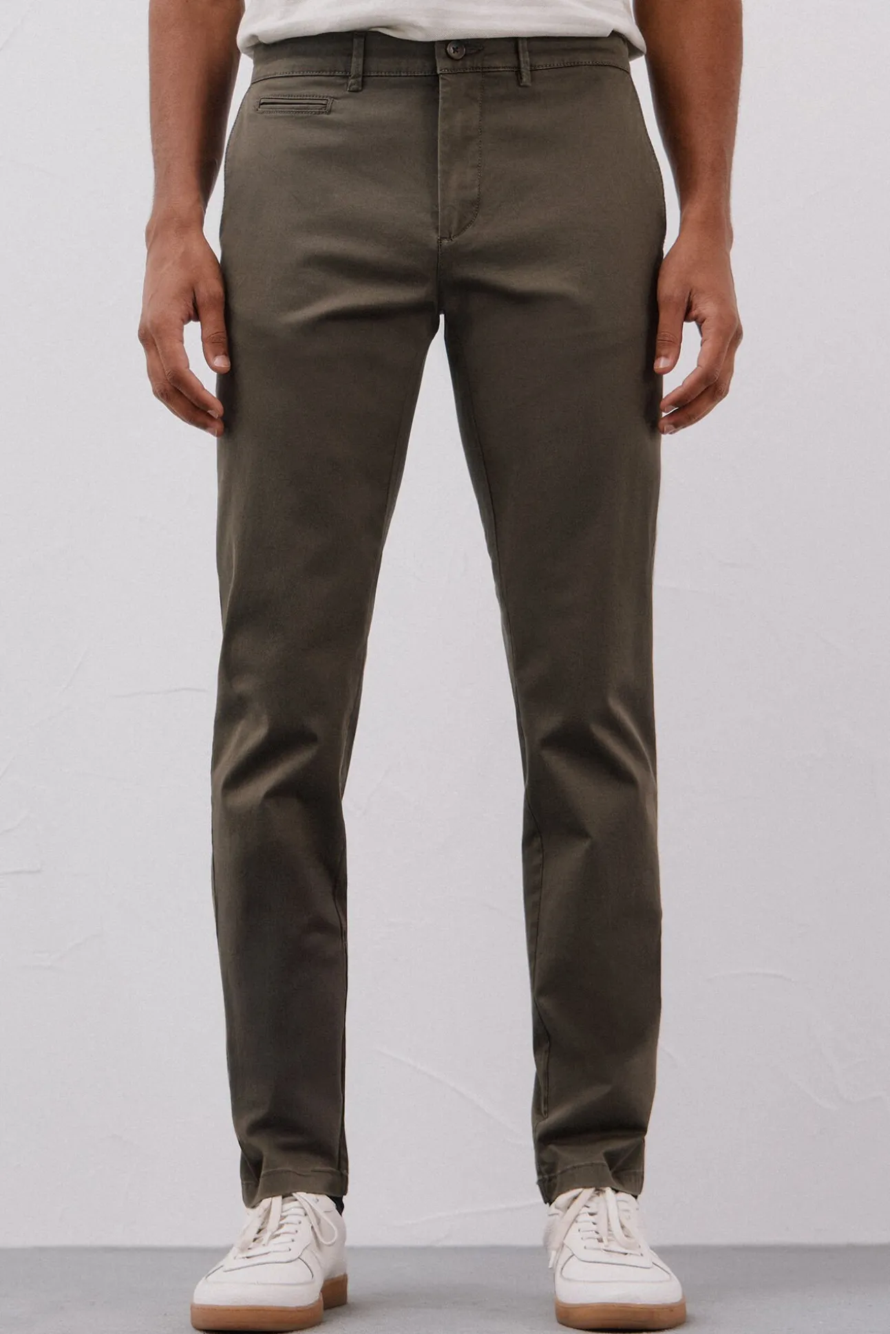 Pantalón chino ligero slim fit