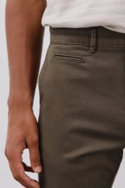 Pantalón chino ligero slim fit