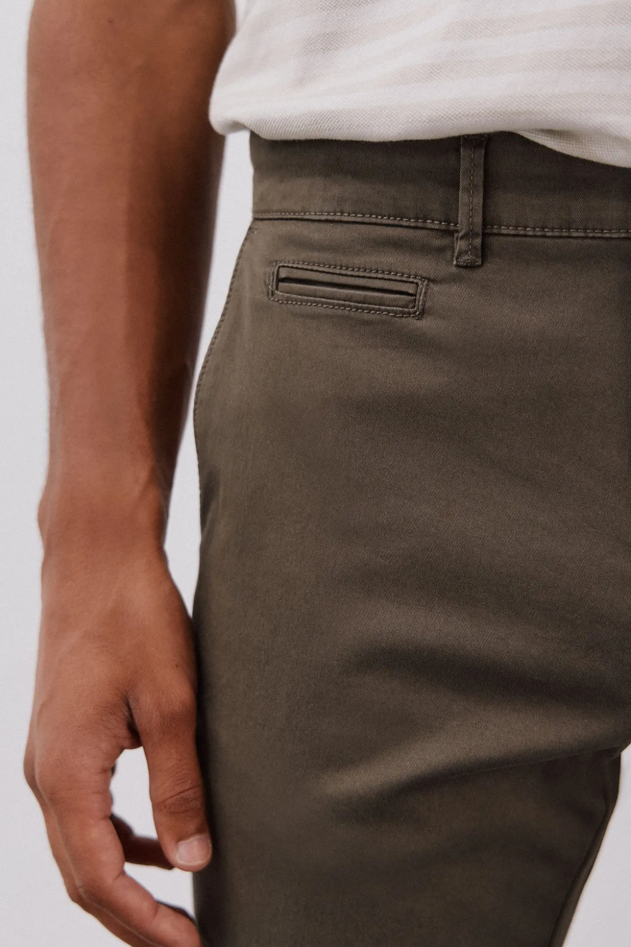 Pantalón chino ligero slim fit