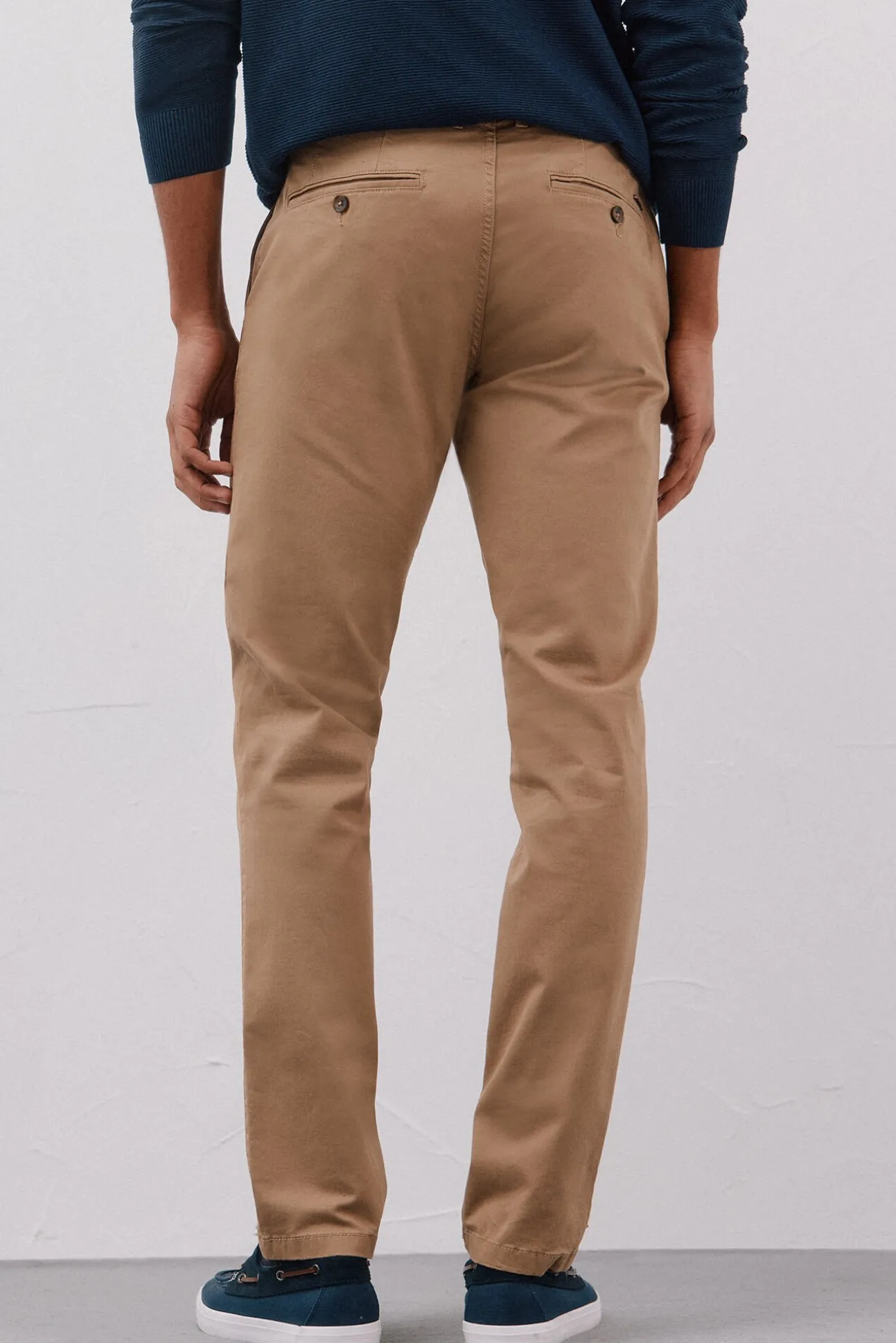 Pantalón chino ligero slim fit