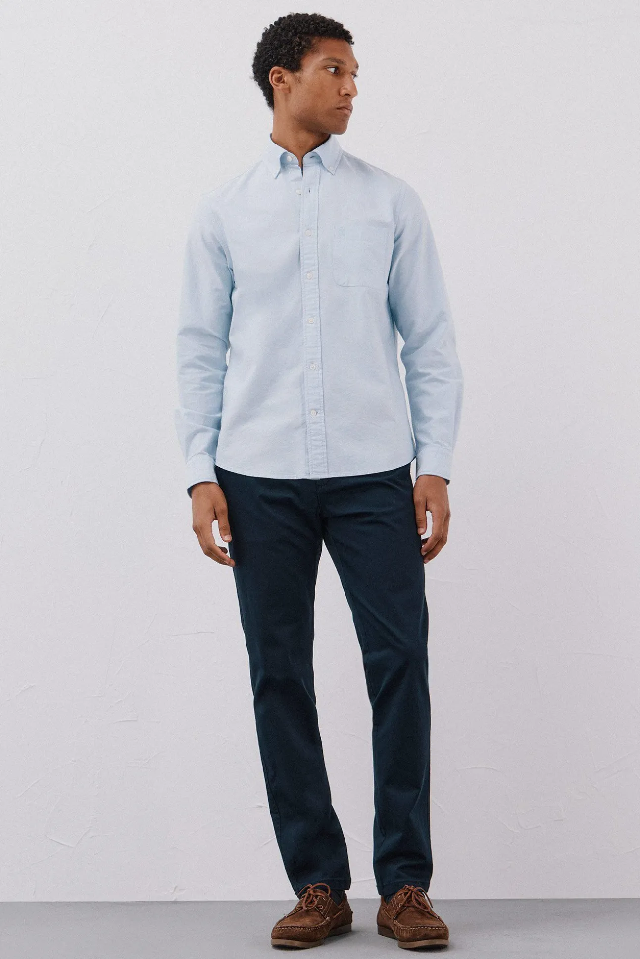 Pantalón chino ligero slim fit