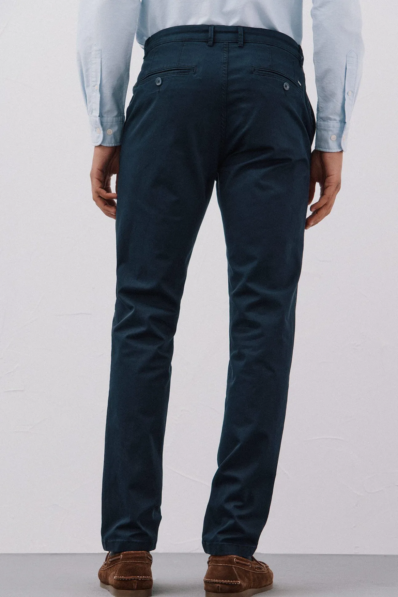 Pantalón chino ligero slim fit