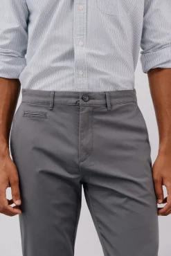 Pantalón chino ligero slim fit
