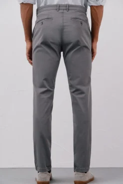 Pantalón chino ligero slim fit