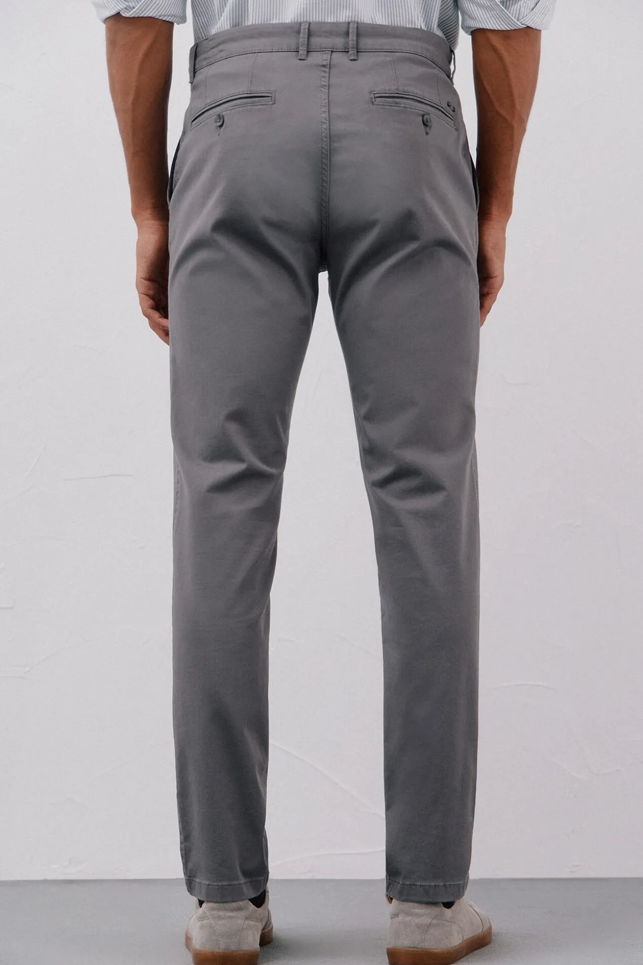 Pantalón chino ligero slim fit