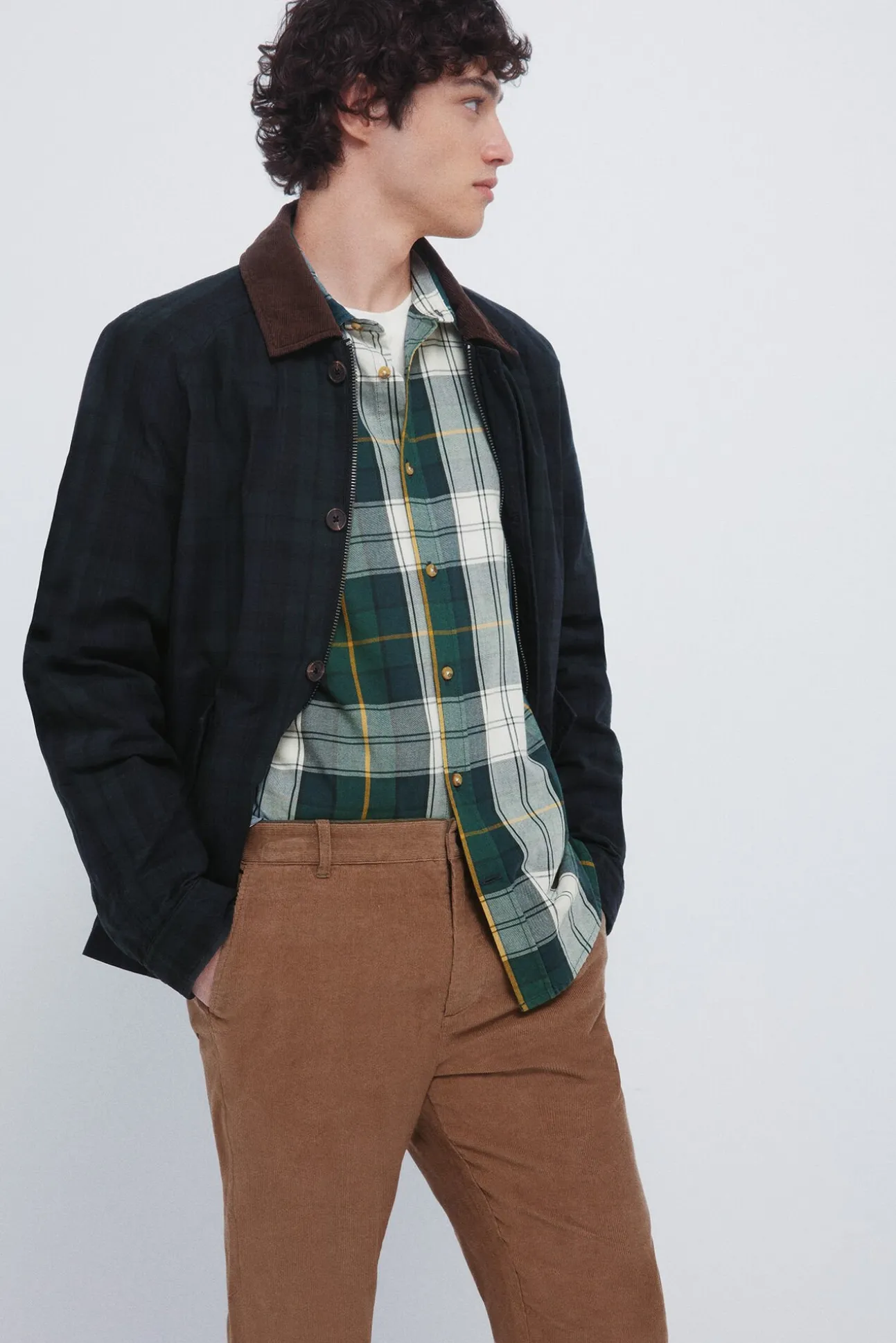 Pantalón chino micro pana slim fit