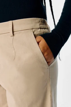 Pantalón chino sarga