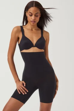 Pantalón corto a media pierna de talle alto nude. SPANX