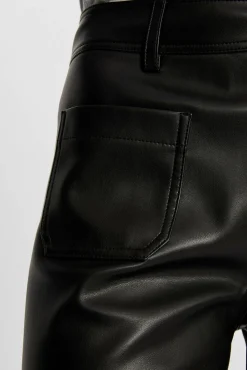 Pantalón cuero sintético