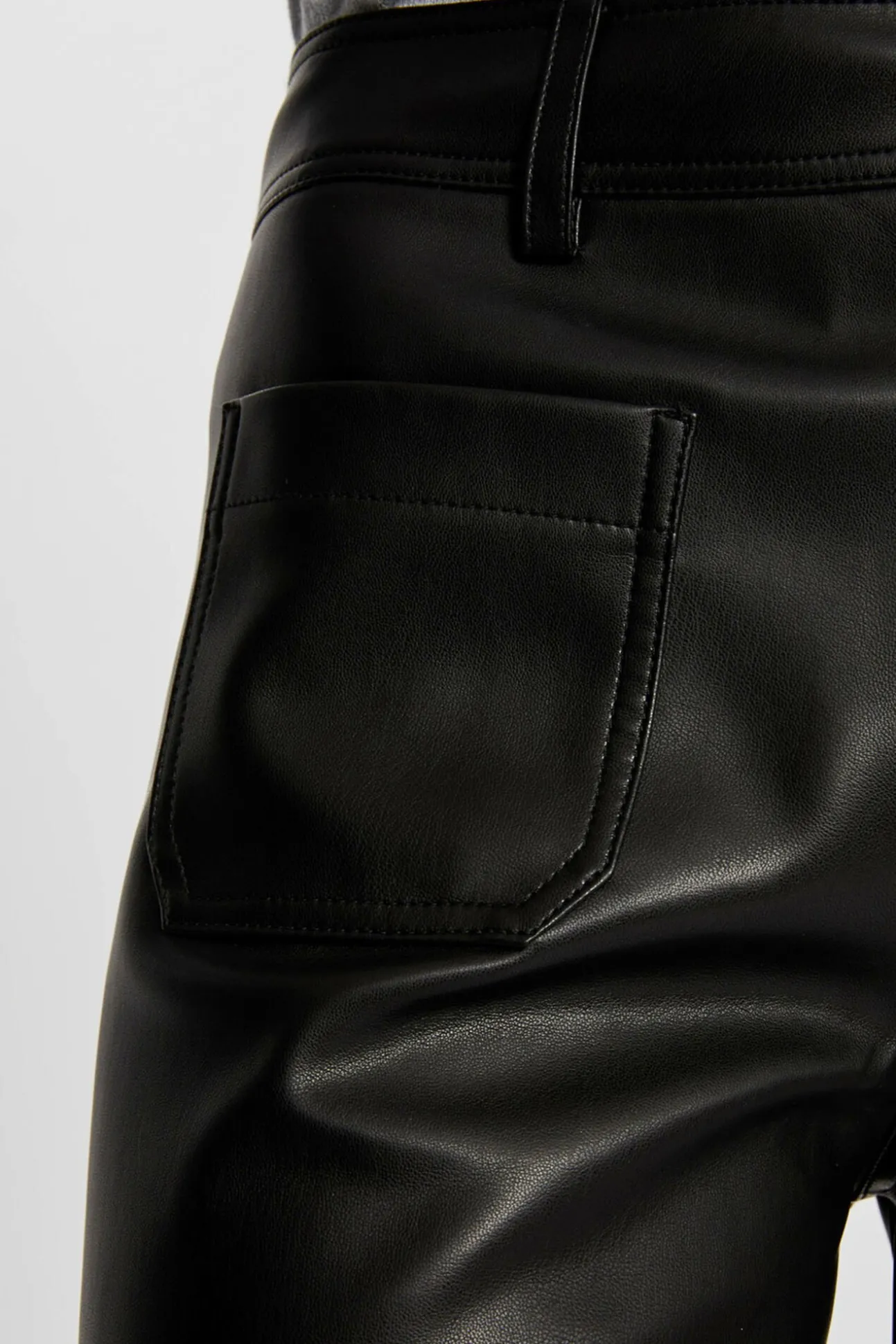 Pantalón cuero sintético