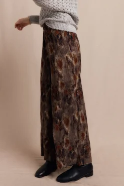 Pantalón de estampado plisado.