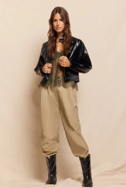 Pantalón de sarga con pinzas trabillas para el cinturón bolsillos funcionales laterales pernera ancha cierre mediante cremallera oculta y botón