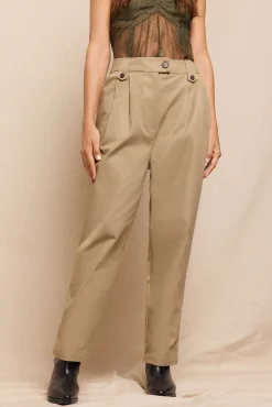 Pantalón de sarga con pinzas trabillas para el cinturón bolsillos funcionales laterales pernera ancha cierre mediante cremallera oculta y botón