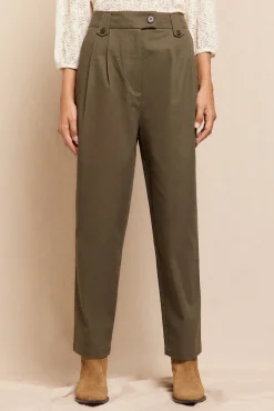 Pantalón de sarga con pinzas trabillas para el cinturón bolsillos funcionales laterales pernera ancha cierre mediante cremallera oculta y botón