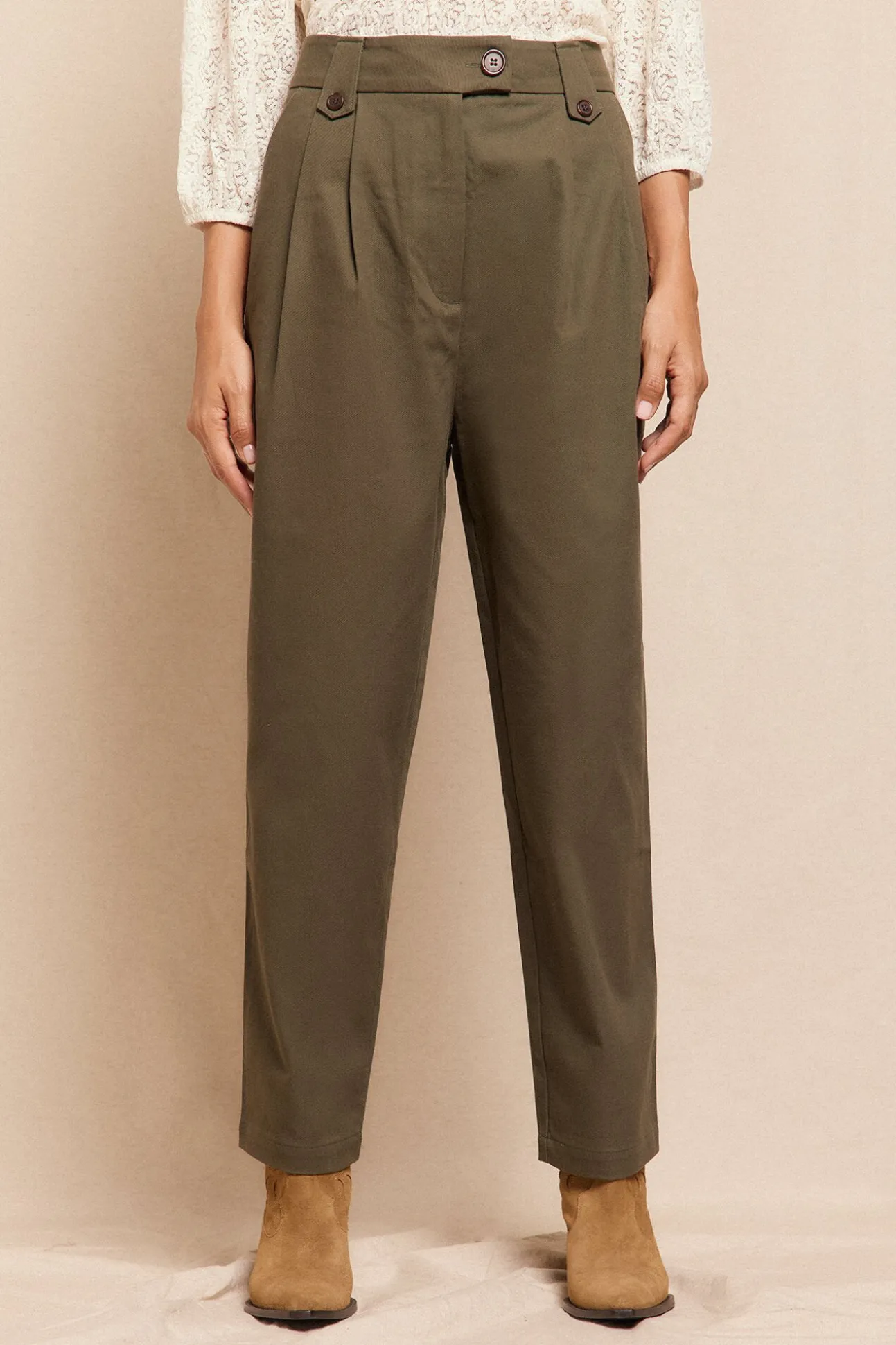 Pantalón de sarga con pinzas trabillas para el cinturón bolsillos funcionales laterales pernera ancha cierre mediante cremallera oculta y botón