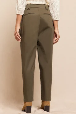 Pantalón de sarga con pinzas trabillas para el cinturón bolsillos funcionales laterales pernera ancha cierre mediante cremallera oculta y botón