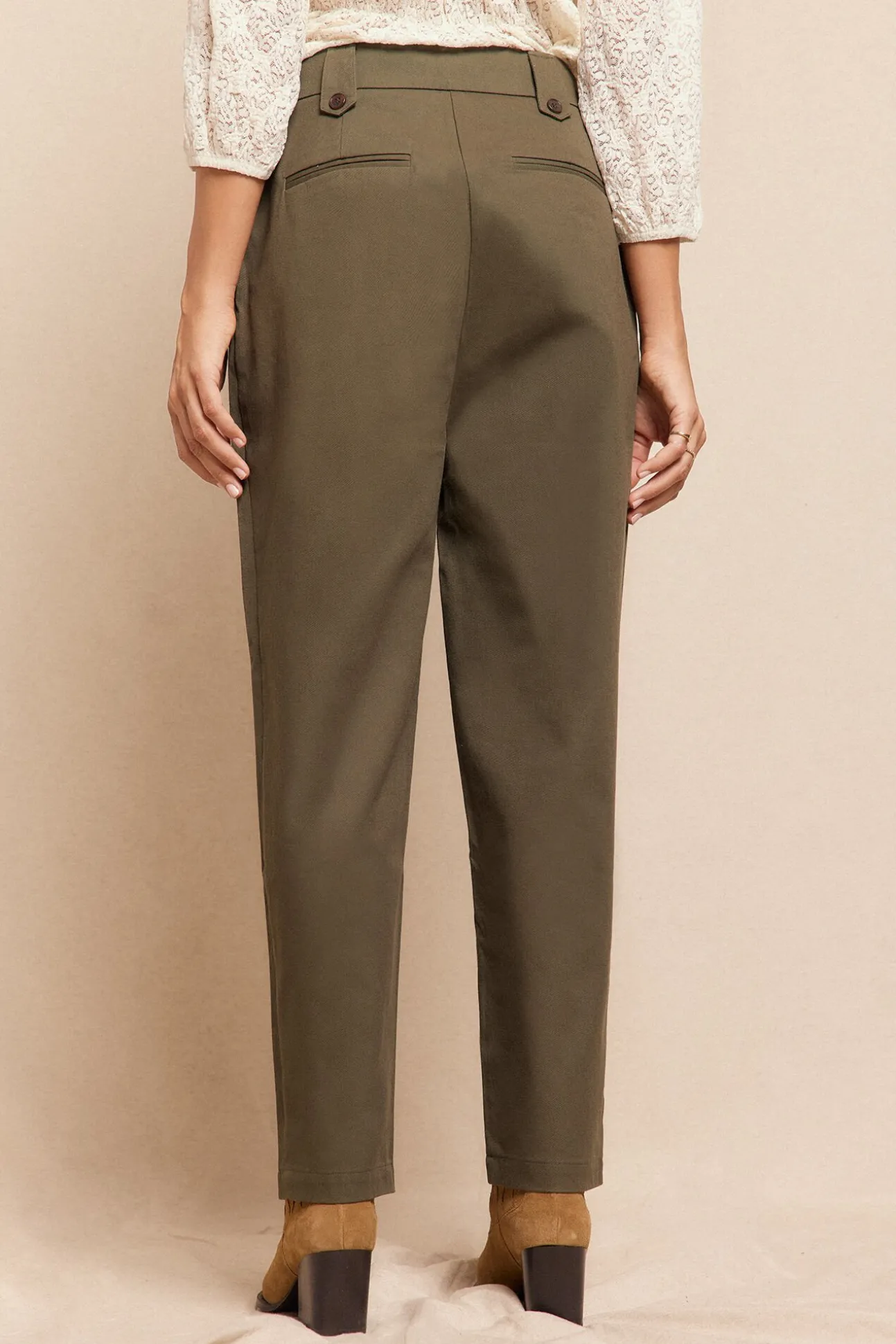 Pantalón de sarga con pinzas trabillas para el cinturón bolsillos funcionales laterales pernera ancha cierre mediante cremallera oculta y botón