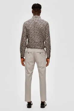 Pantalón de traje slim fit elaborado con materiales reciclados.