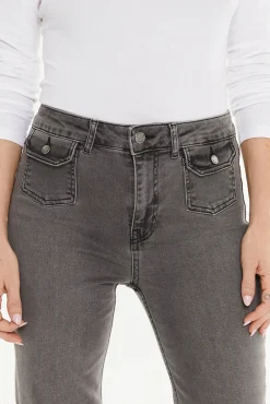 Pantalón denim bolsillos plastrón