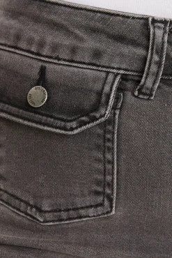 Pantalón denim bolsillos plastrón