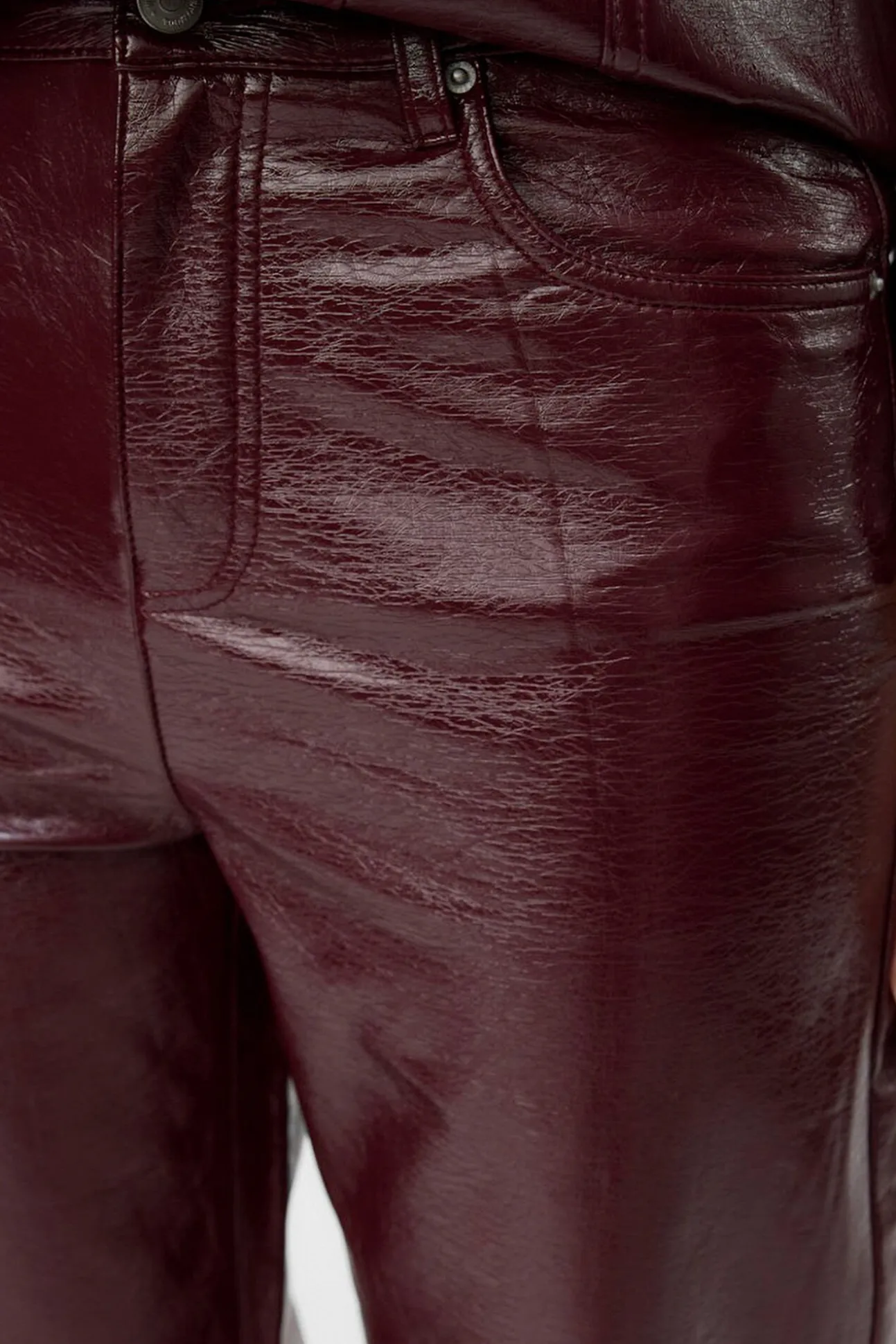 Pantalón encerado efecto brillo