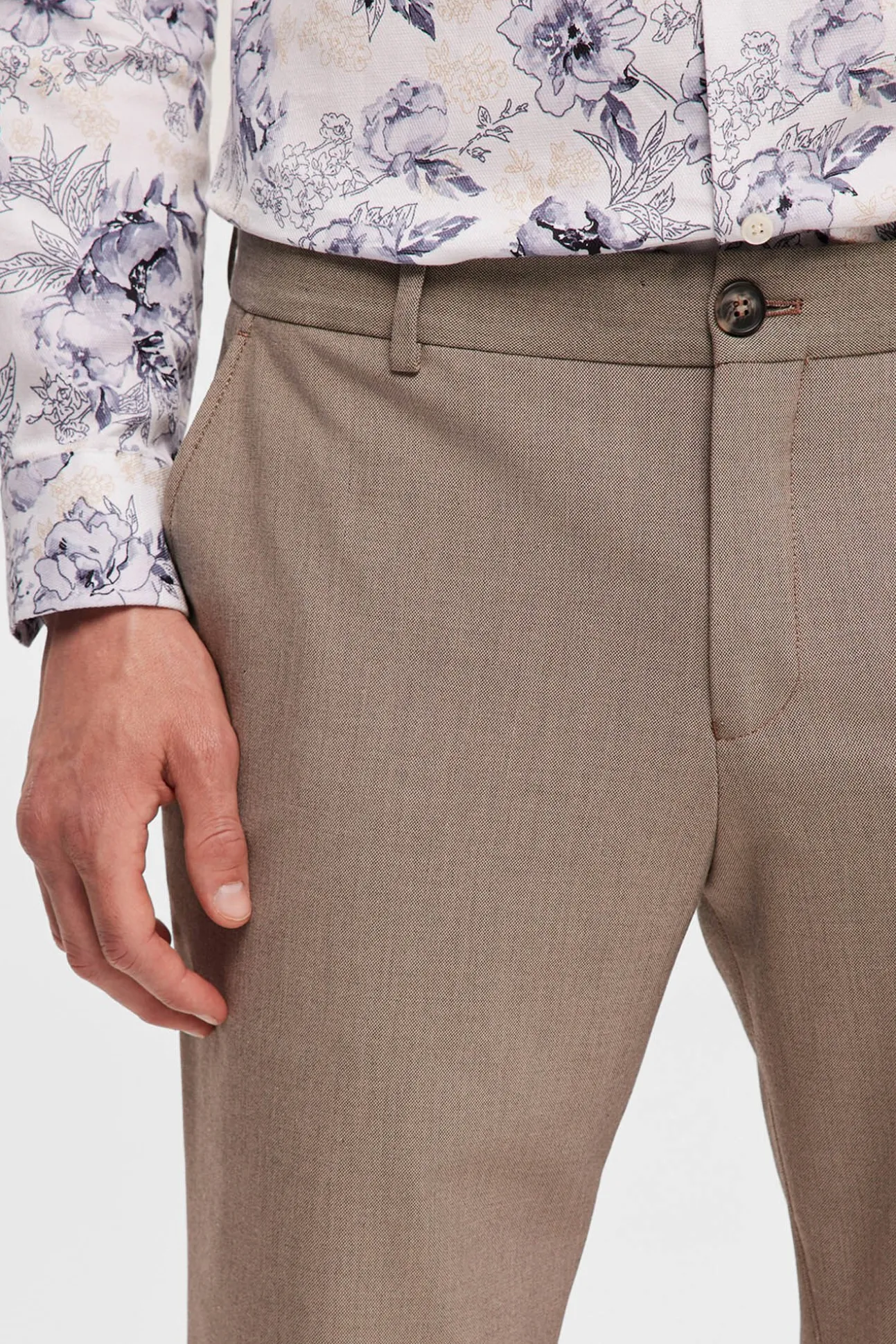 Pantalón formal slim fit.
