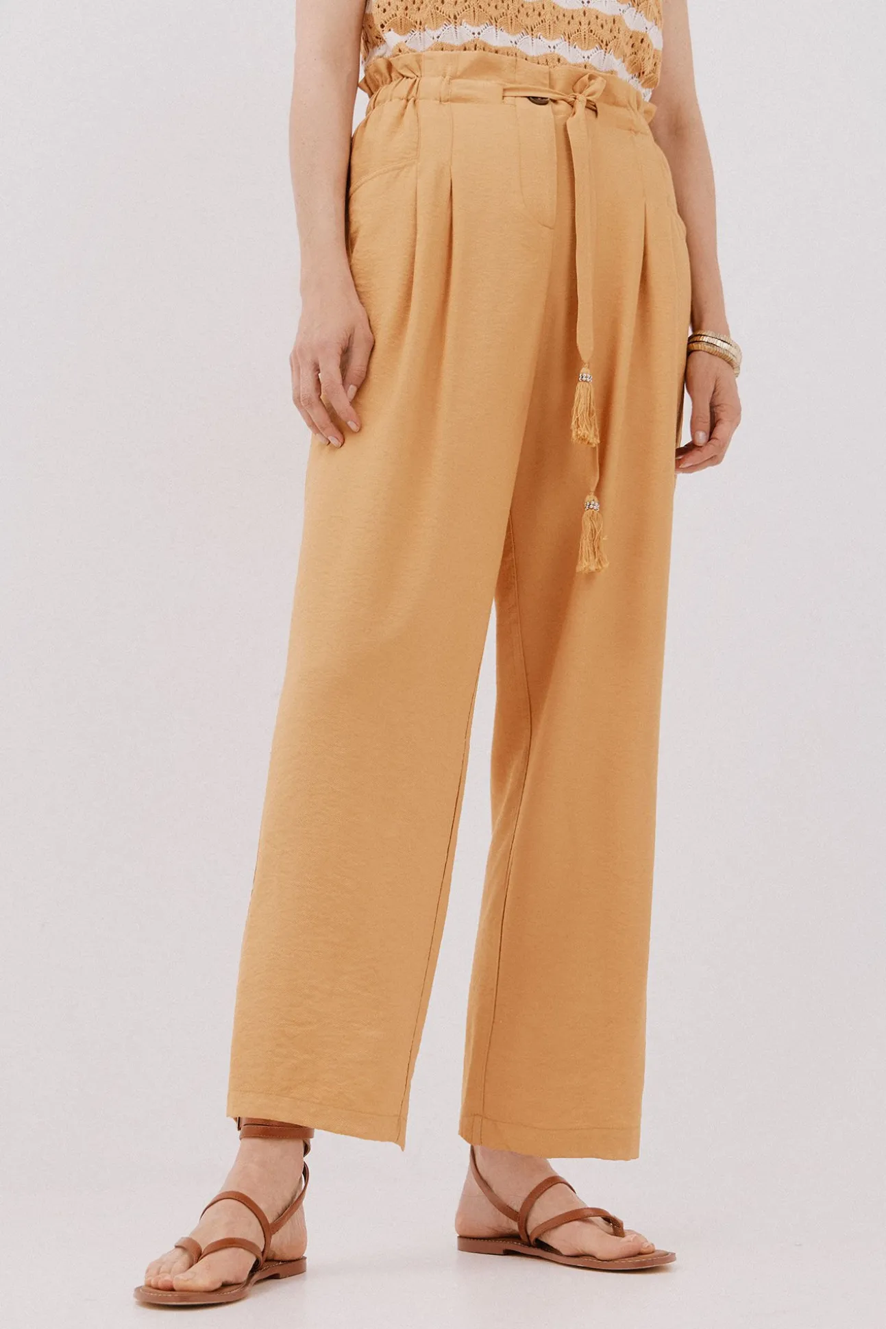 Pantalón pinzas con cinturón