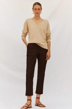 Pantalón recto con goma en la espalda