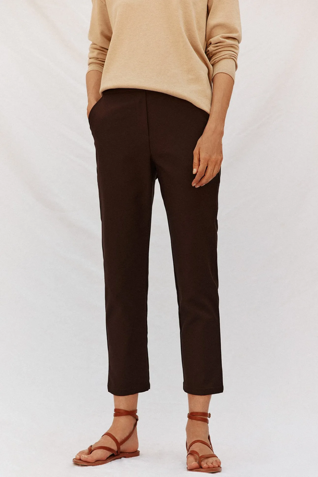 Pantalón recto con goma en la espalda