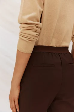 Pantalón recto con goma en la espalda