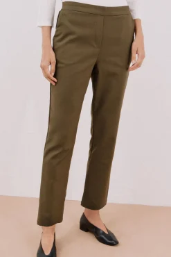 Pantalón recto con goma en la espalda