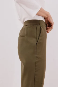 Pantalón recto con goma en la espalda