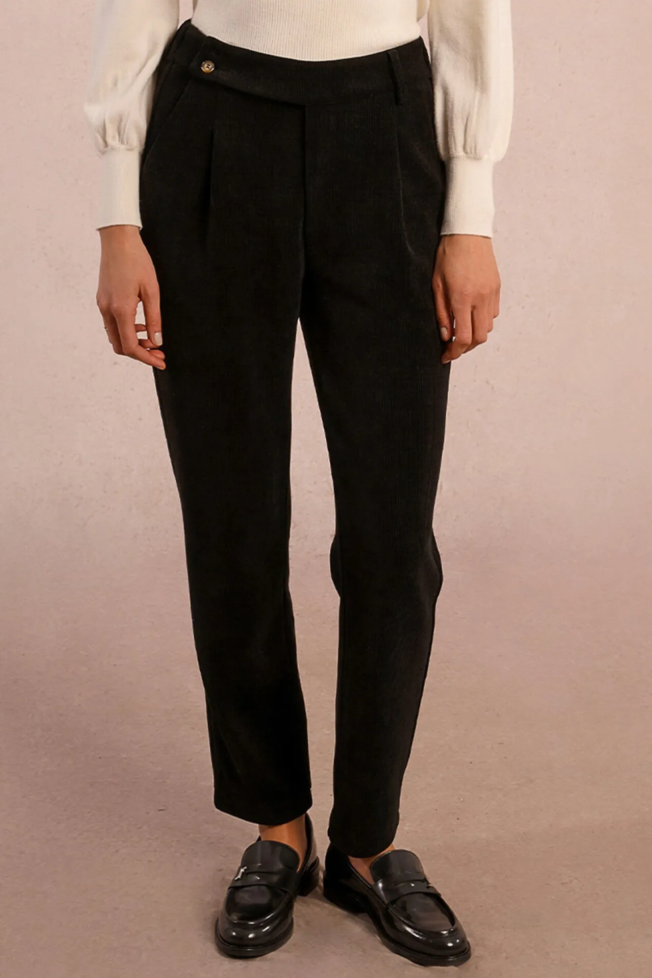 Pantalón tobillero en tejido de micropana