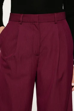 Pantalón traje pinzas.