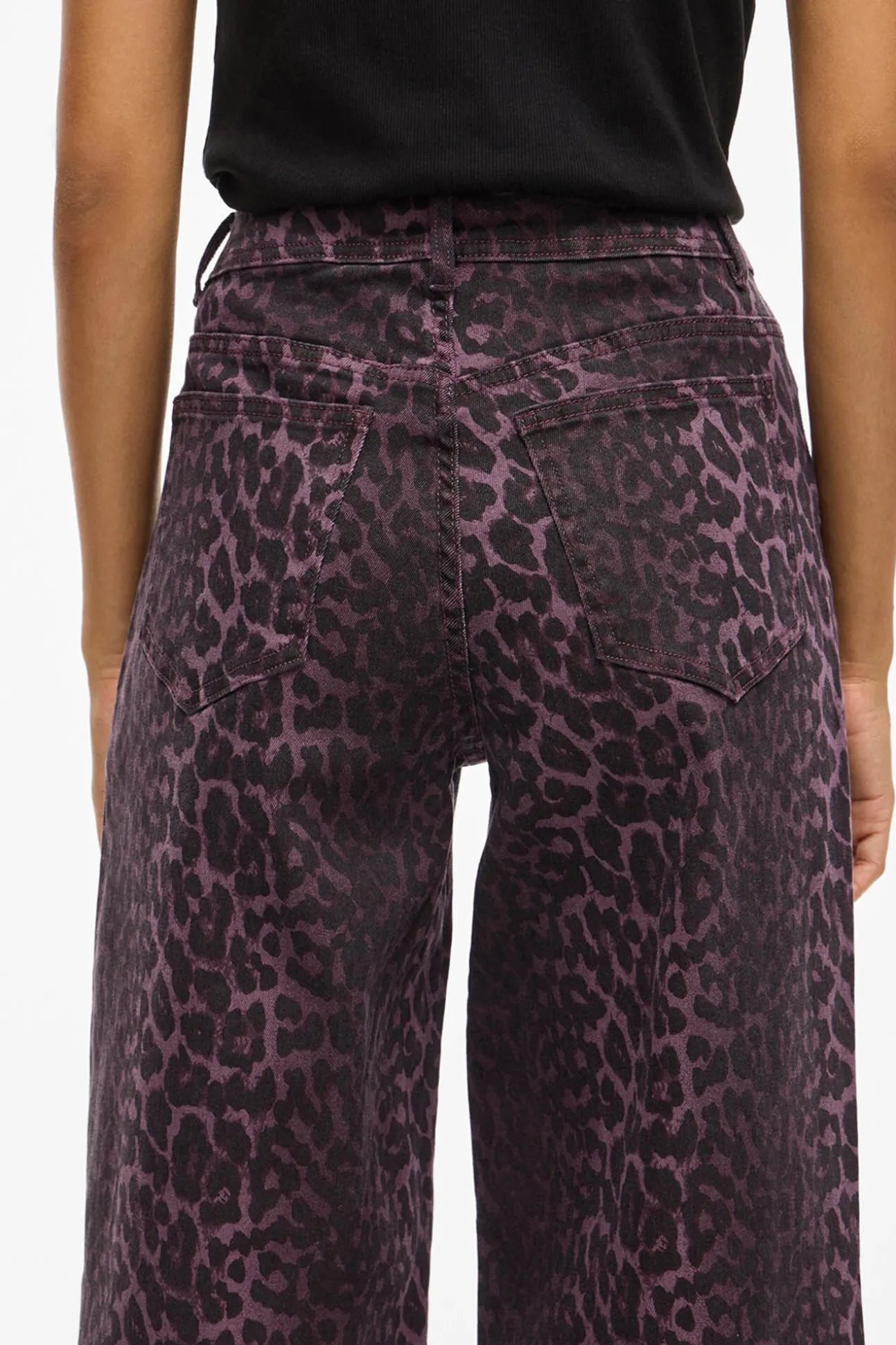 Pantalón vaquero estampado leopardo