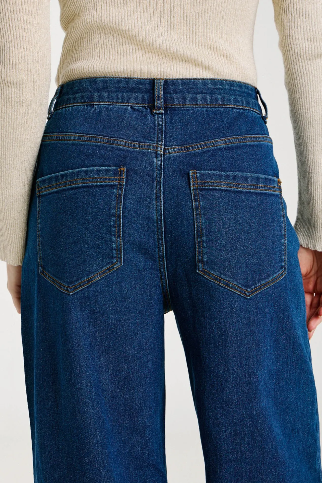 Pantalón vaquero largo 7/8 con cintura alta