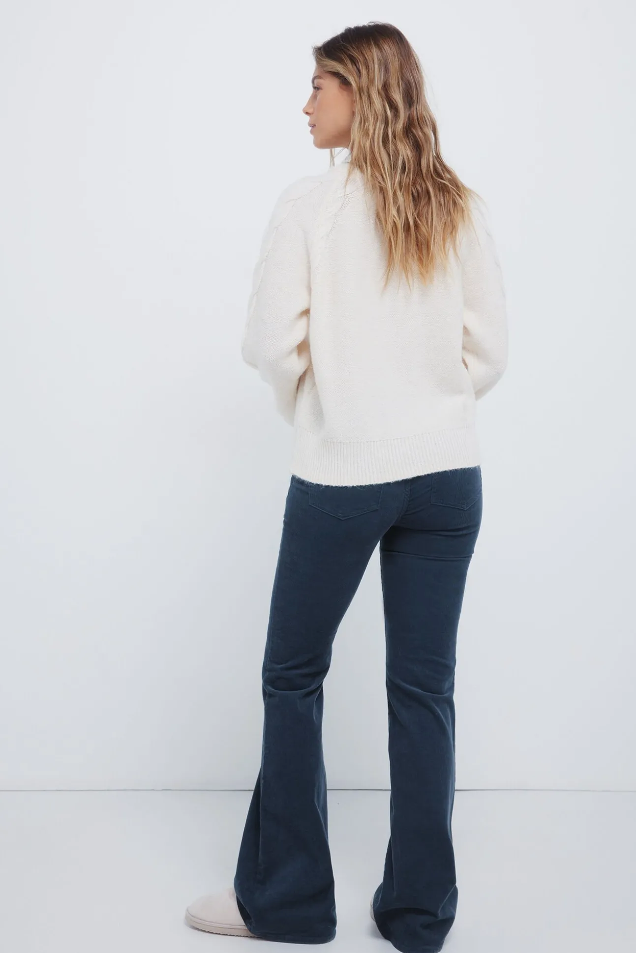 Pantalones pana low flare