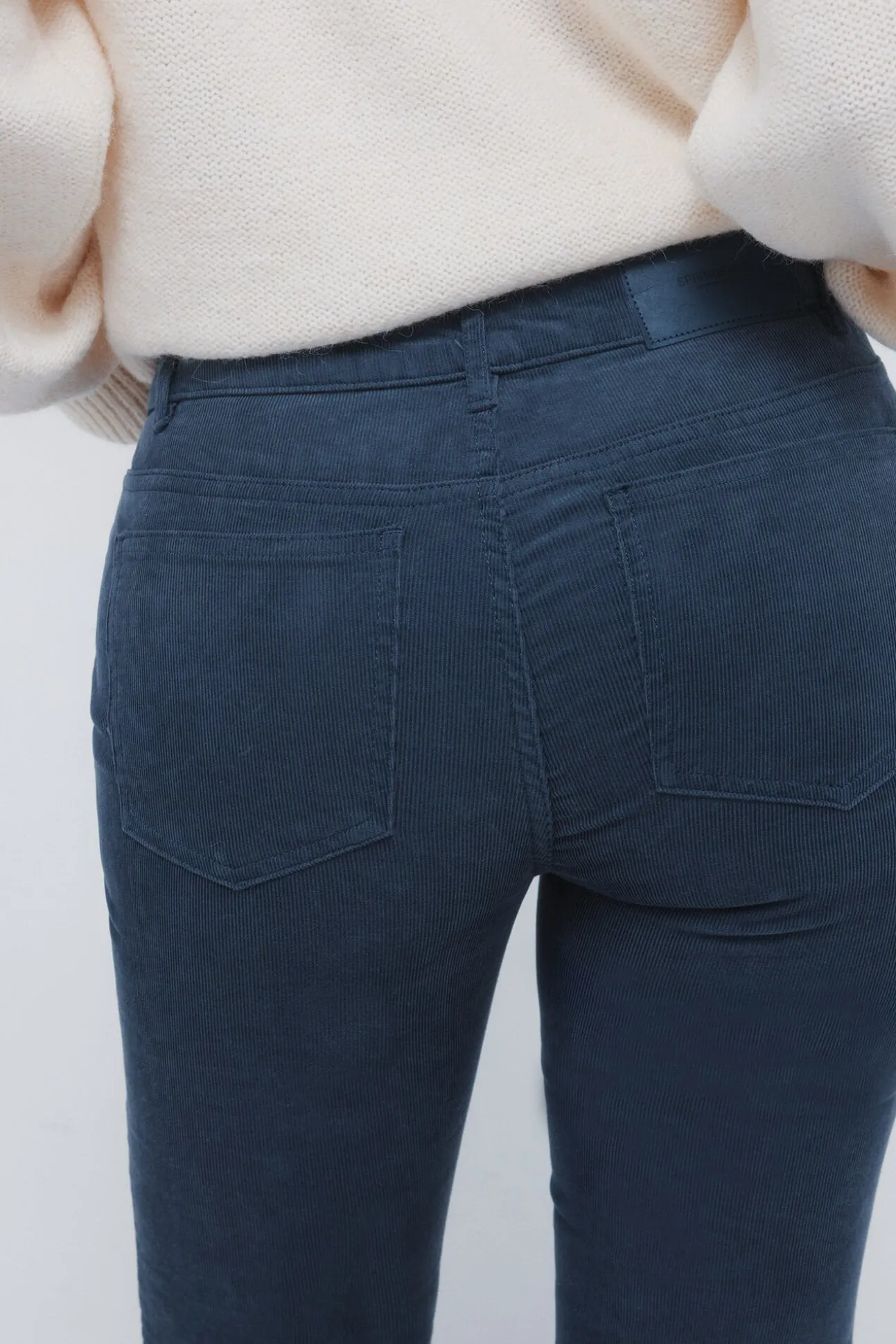 Pantalones pana low flare