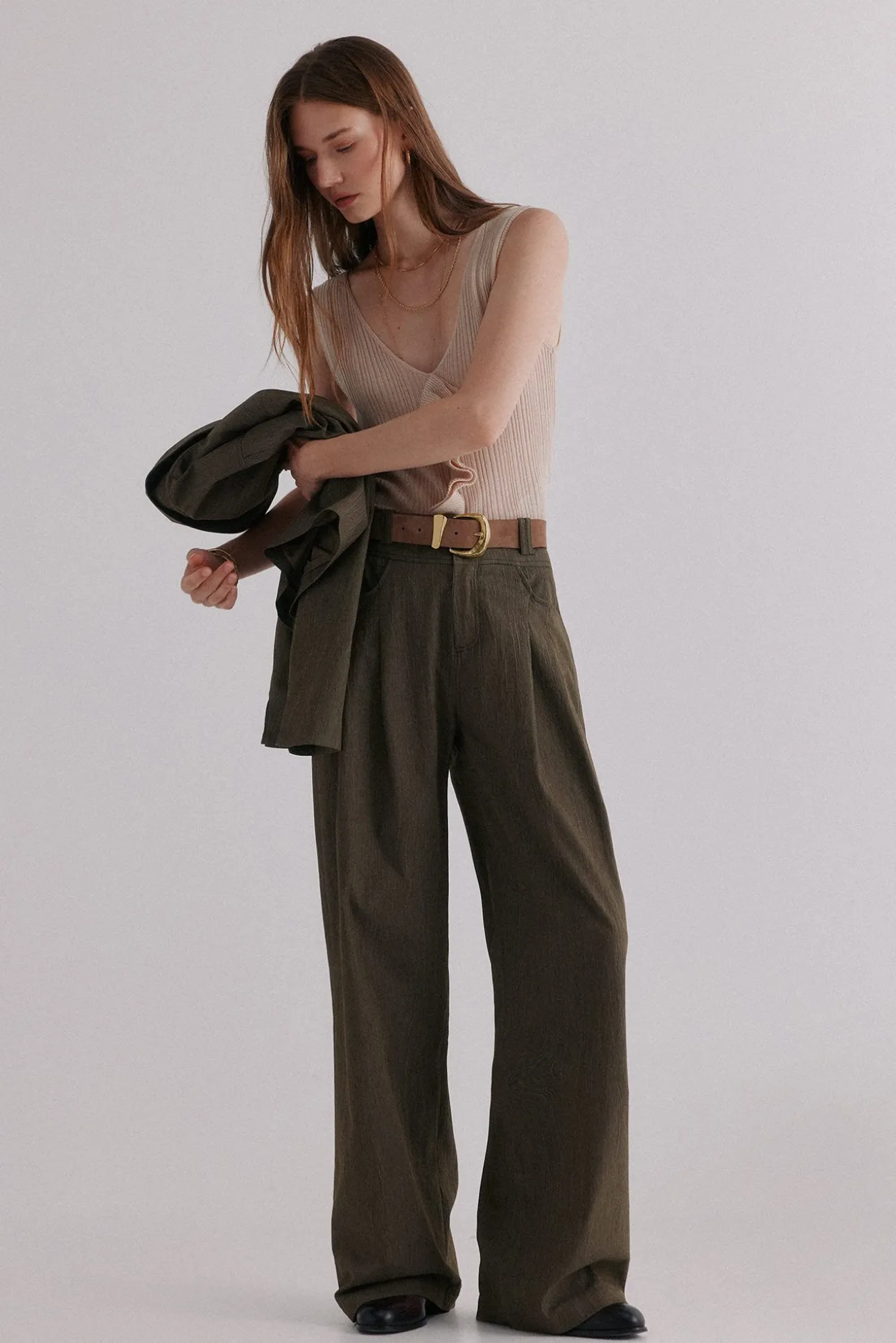 Paola. Pantalones con pliegues