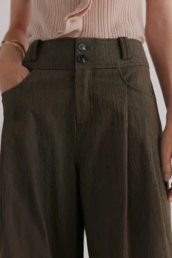 Paola. Pantalones con pliegues