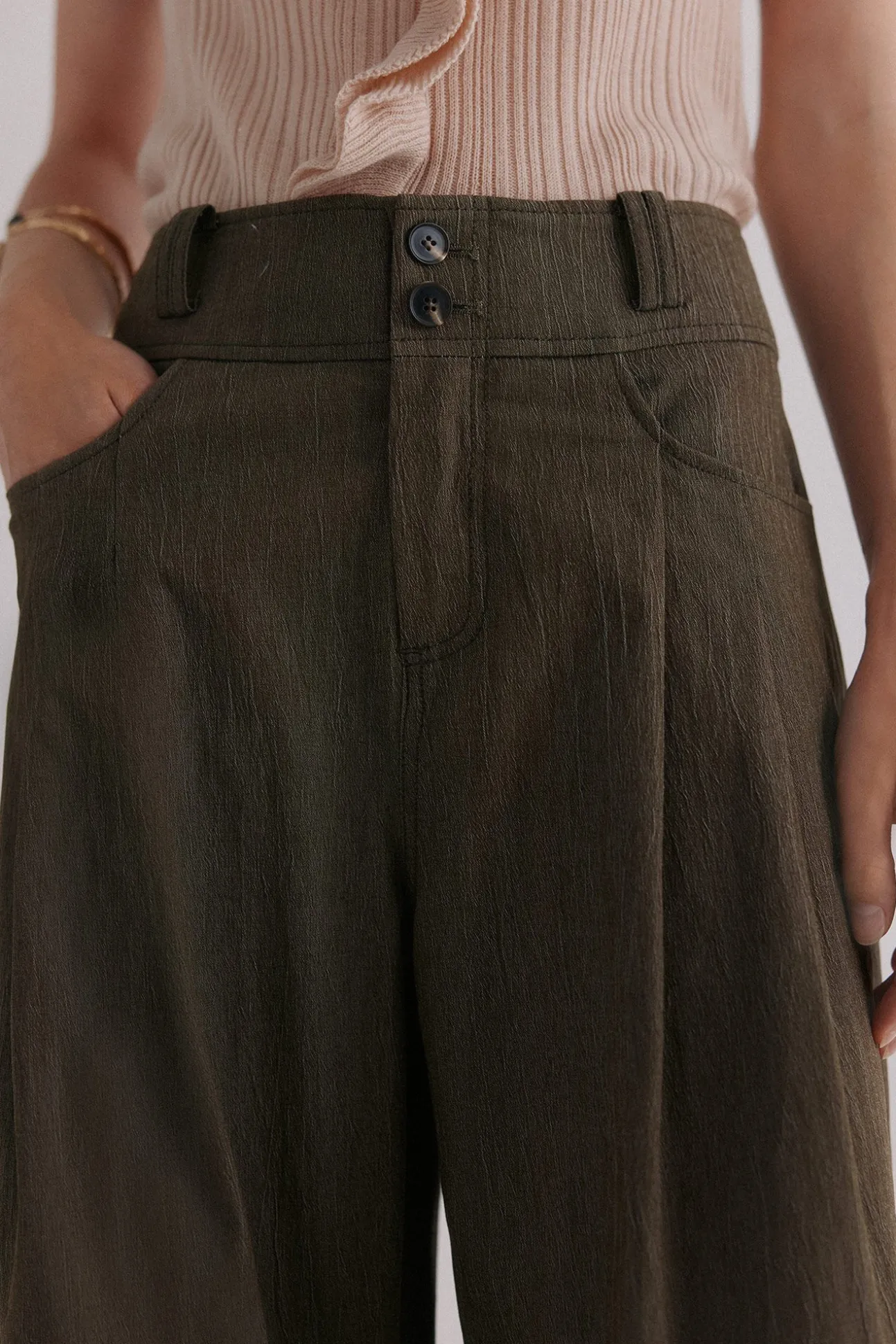 Paola. Pantalones con pliegues