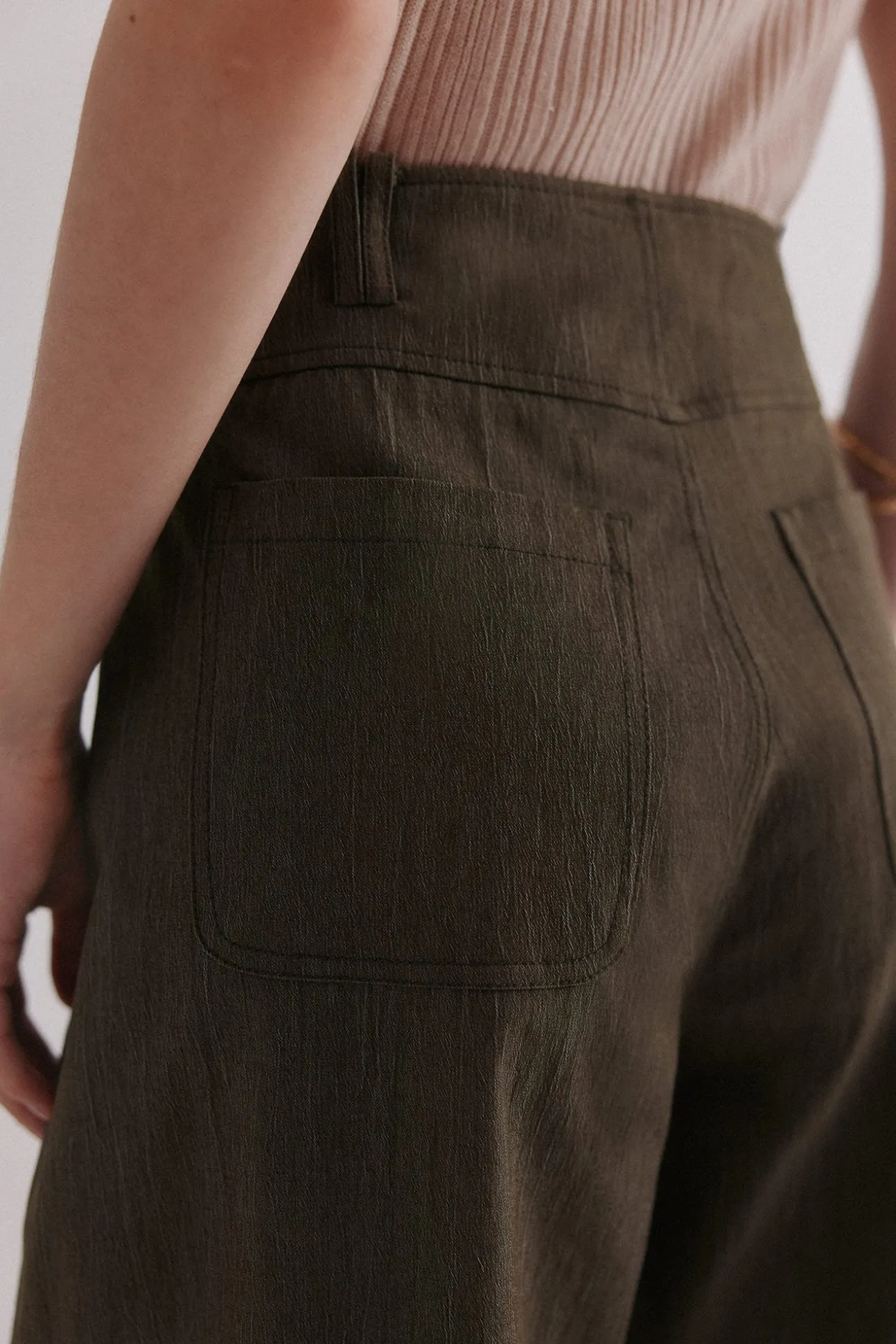 Paola. Pantalones con pliegues