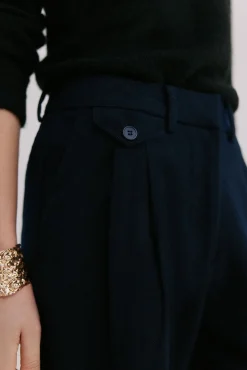 Peggy. Pantalones con pliegues