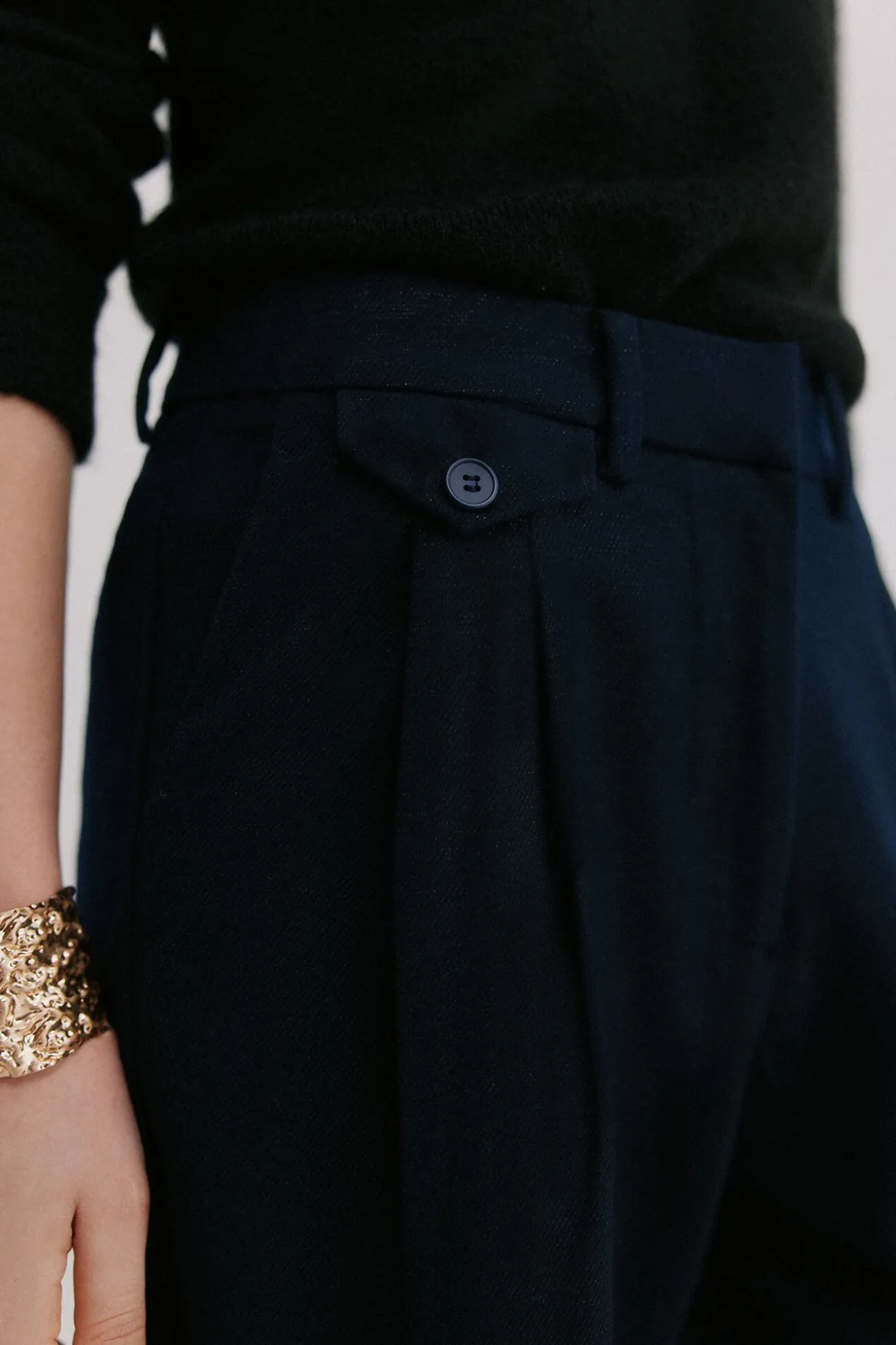 Peggy. Pantalones con pliegues