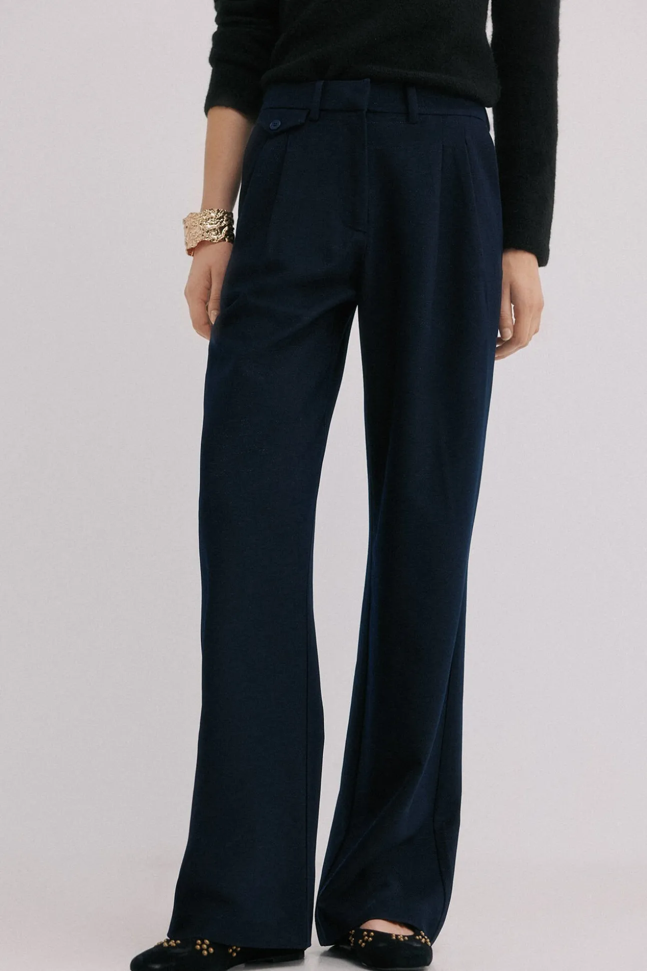 Peggy. Pantalones con pliegues