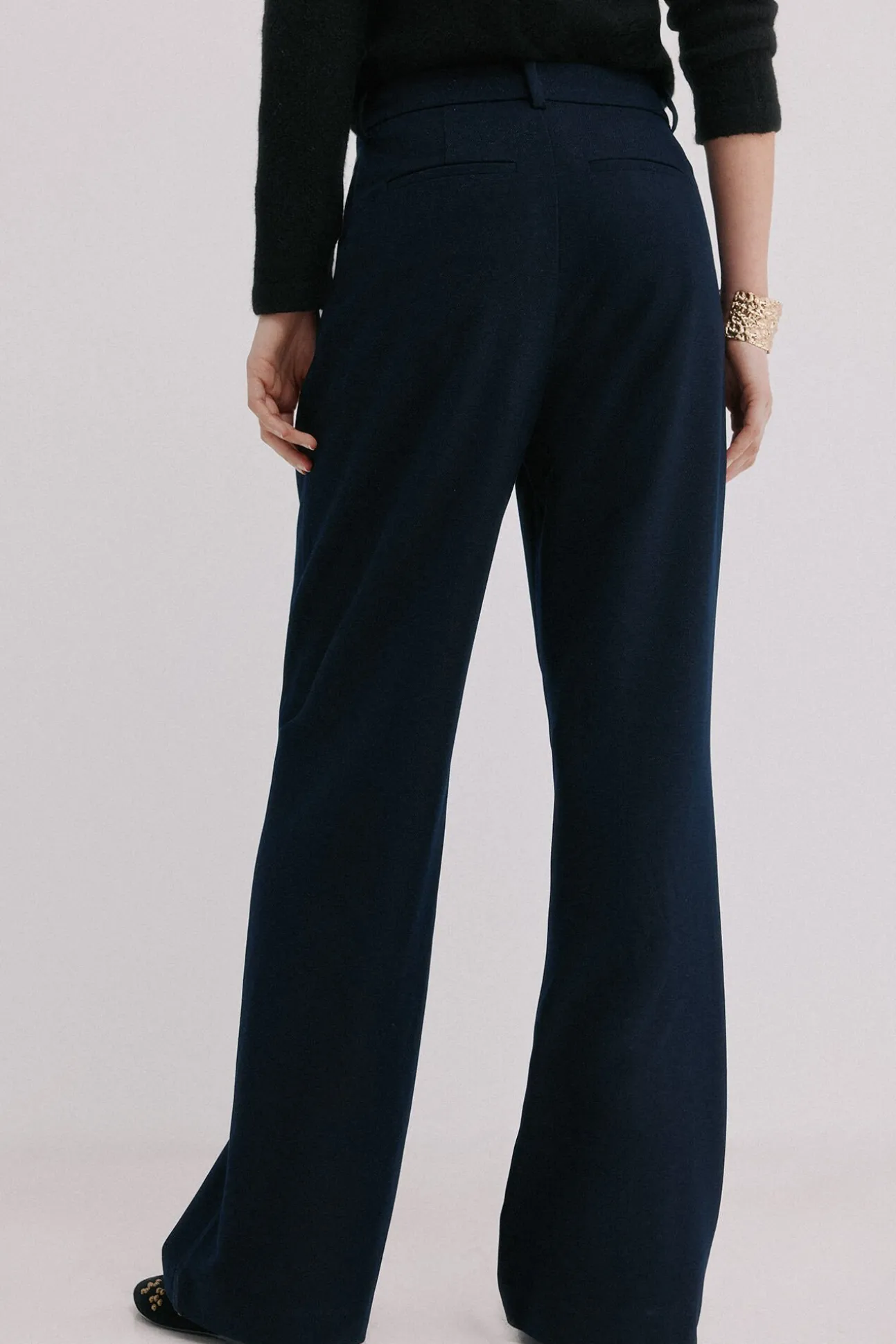 Peggy. Pantalones con pliegues