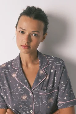 Pijama camisero 100% algodón gris estampado astral