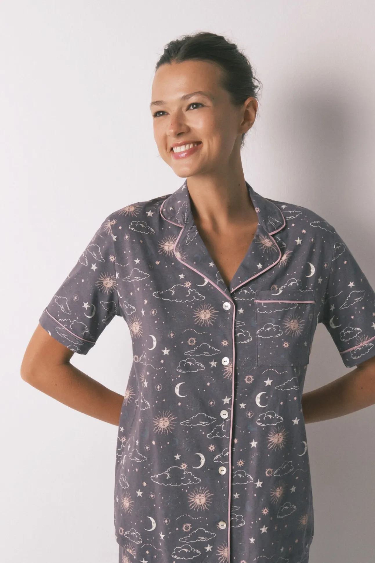 Pijama camisero 100% algodón gris estampado astral