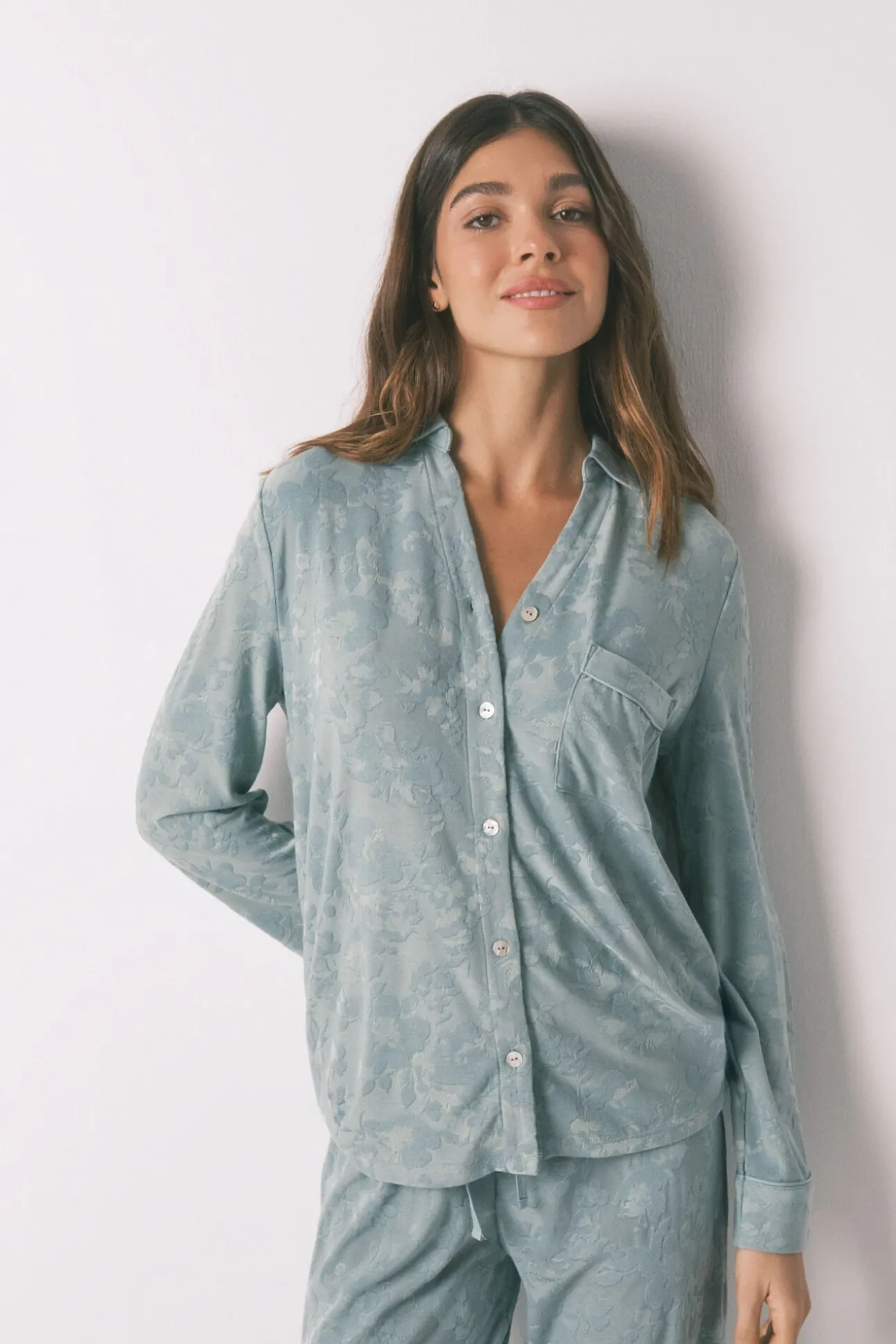 Pijama camisero largo jacquard floral verde